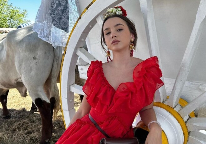 Fabiana Sevillano con un vestido de Aurora Gaviño en El Rocío