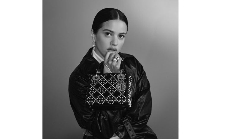 Imagen principal - La imágenes de la campaña de Rosalía y Dior fotografiadas por  Collier Schorr