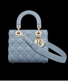 Imagen secundaria 2 - Lady Di con el bolso Lady Dior en 1995 | Distintas versiones del icónico bolso en su versión actual y en distintos colores (desde 4.700 euros)