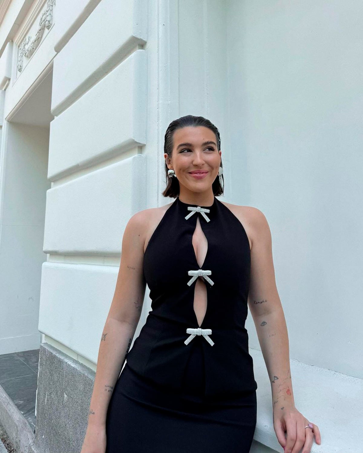 Para el pelo corto, peinarlo hacia atrás con efecto mojado.