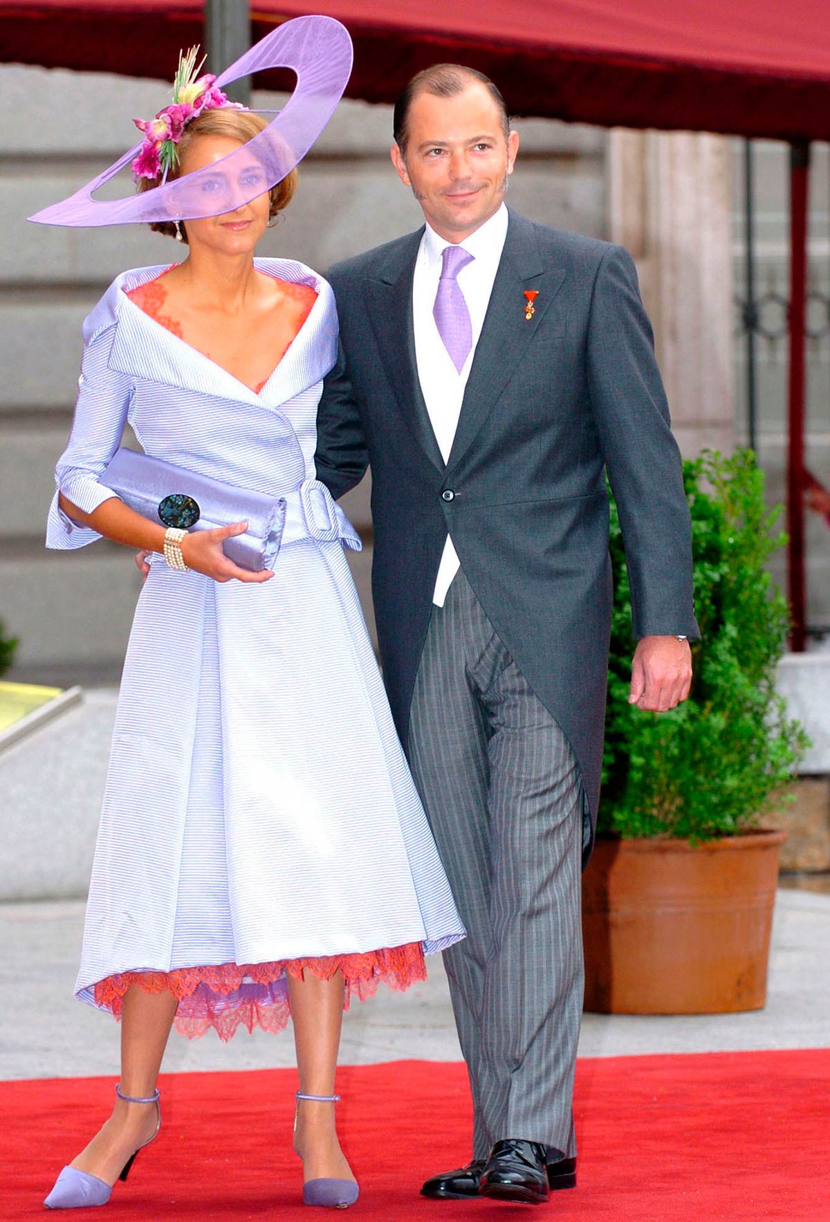 Carla Royo Villanova lució un look de Pedro del Hierro, con escote barco y falda de vuelo. Ambas zonas estaban decoradas con encaje a contraste. 