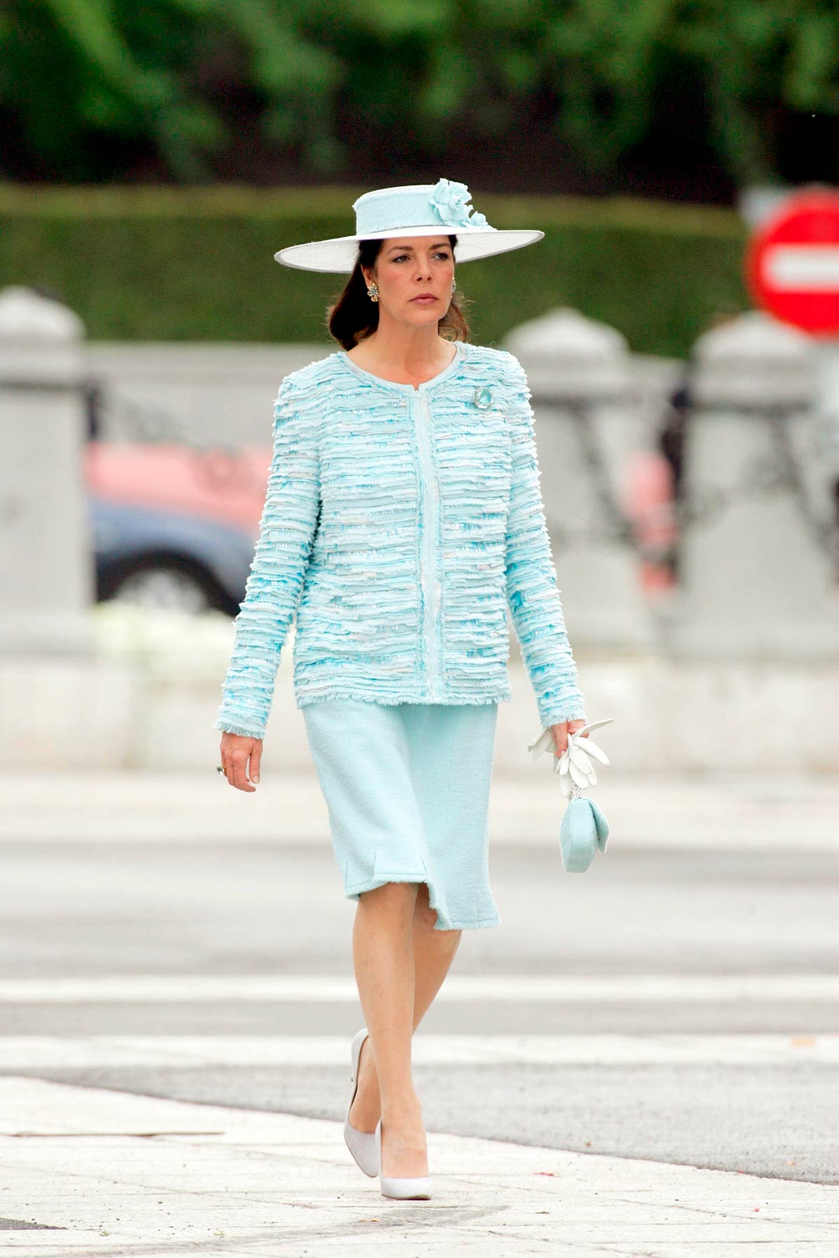 De Chanel, Carolina de Mónaco escogió un total look azul formado por una falda de tul y una chaqueta desflecada. Como la mayoría de las invitadas, llevó una pamela a juego. 