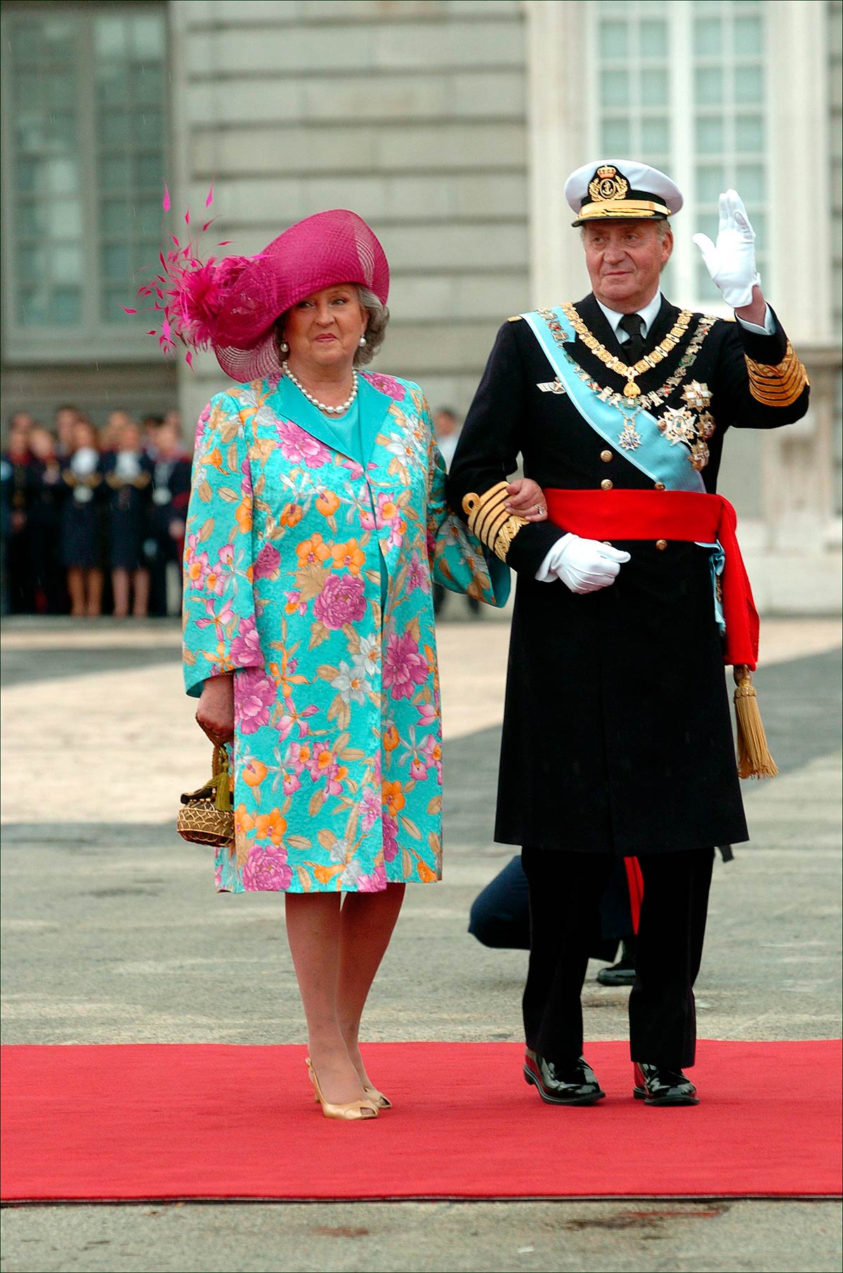 La Infanta Pilar acompañó a su hermano Juan Carlos I con un llamativo look floral en tonalidades rosas, naranjas y azules. 