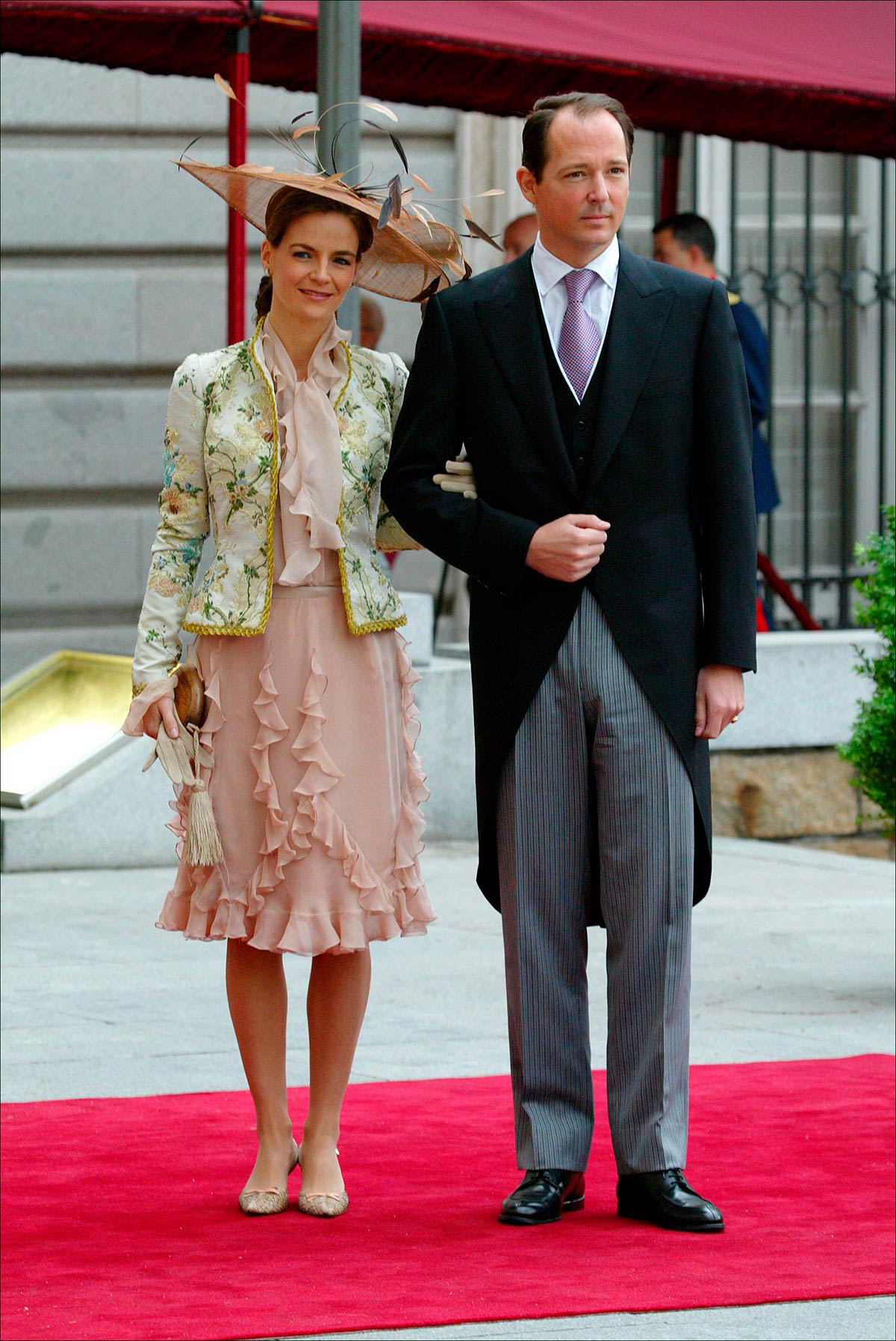 María García de la Rasilla, acompañada de su marido Konstantin de Bulgaria, apostó por un vestido de Oscar de la Renta en rosa palo y volantes que completó con una chaqueta entallada con estampado floral. 