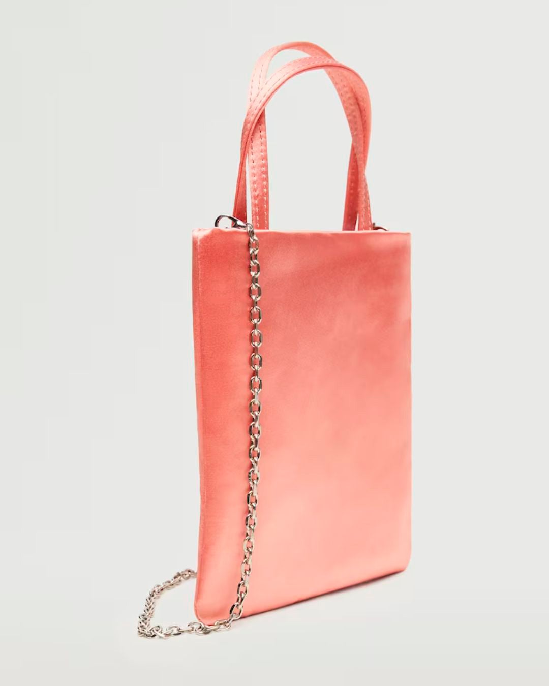 Bolso mini satinado. 8.99 euros en Mango Outlet. 