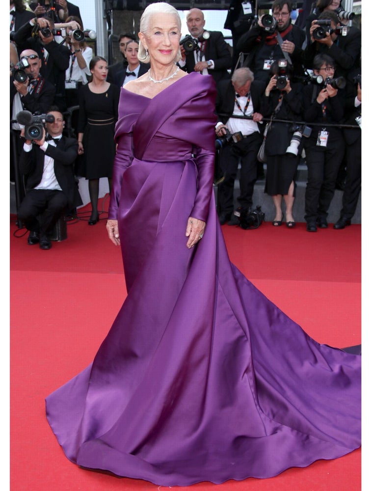 Helen Mirren con un vestido de alta costura en color morado en Cannes.