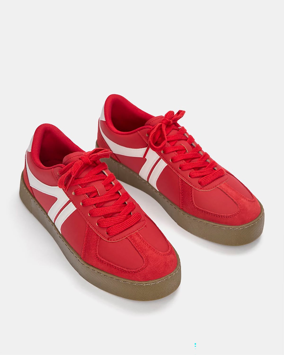 Zapatillas de estilo retro en rojo y blanco. 25.99 euros en Pull&Bear.