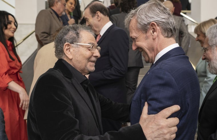 Roberto Verino con el presidente de la Xunta de Galicia, Alfonso Rueda con un traje del creador gallego.