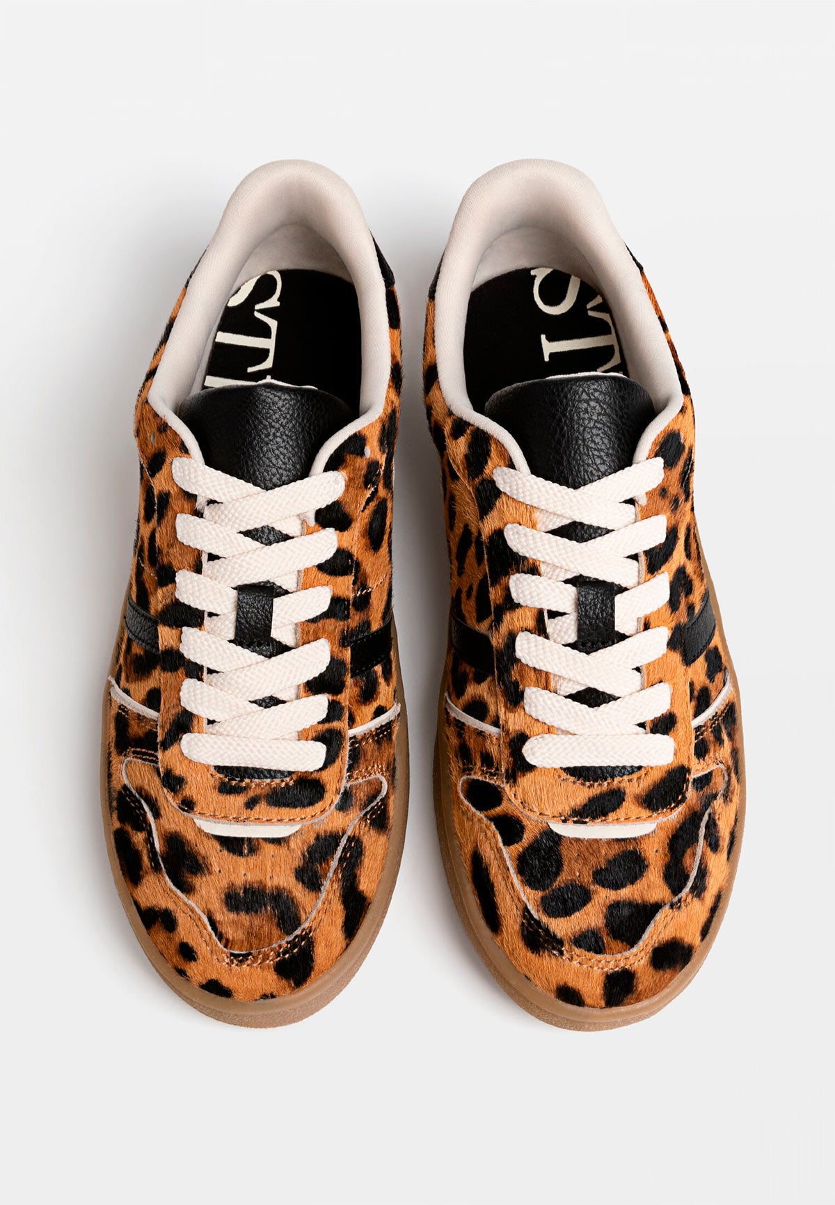 Bambas estampadas con animal print de leopardo. 39.99 euros en Stradivarius. 