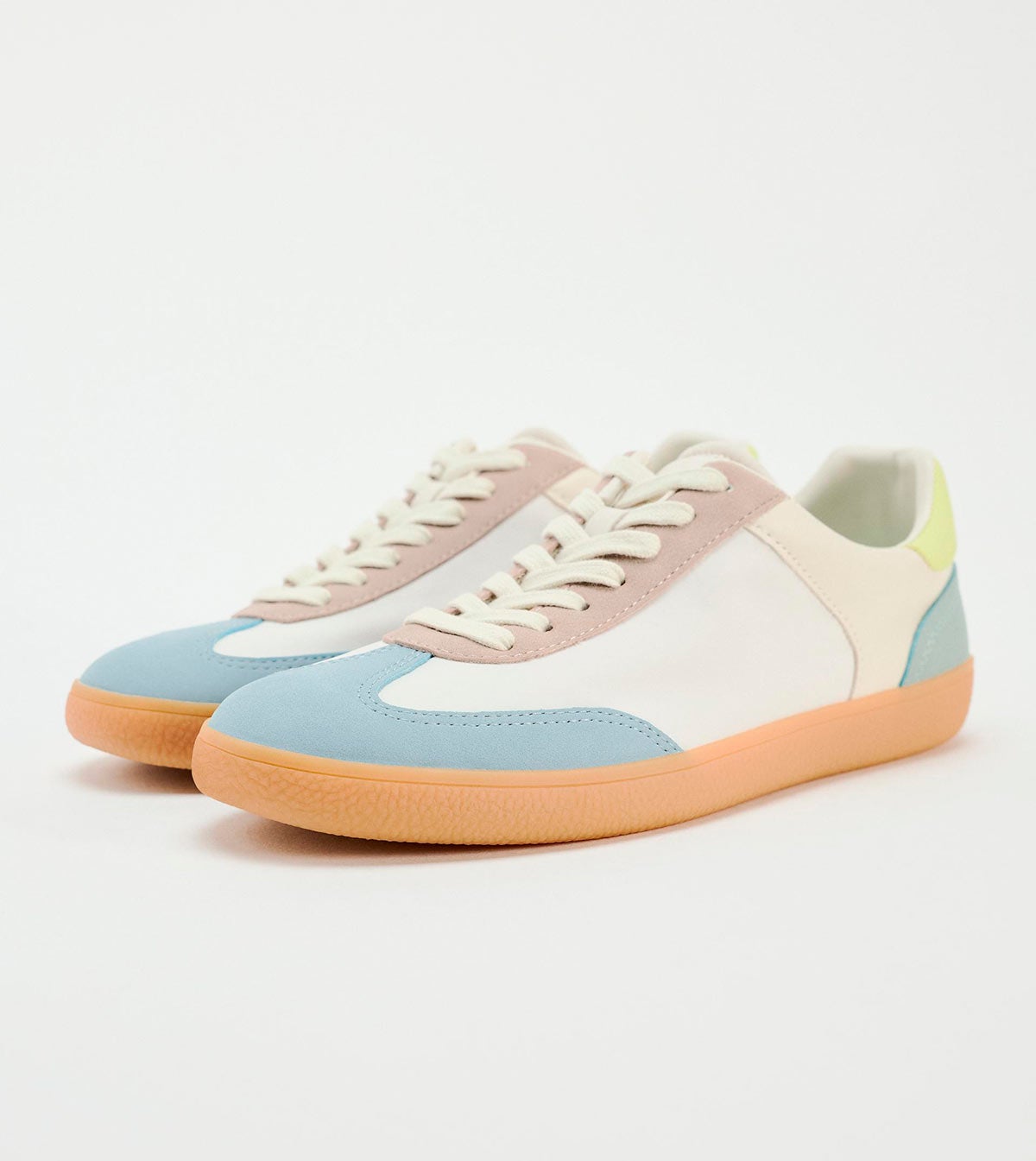 Bambas de colores de Zara. 25.95 euros.