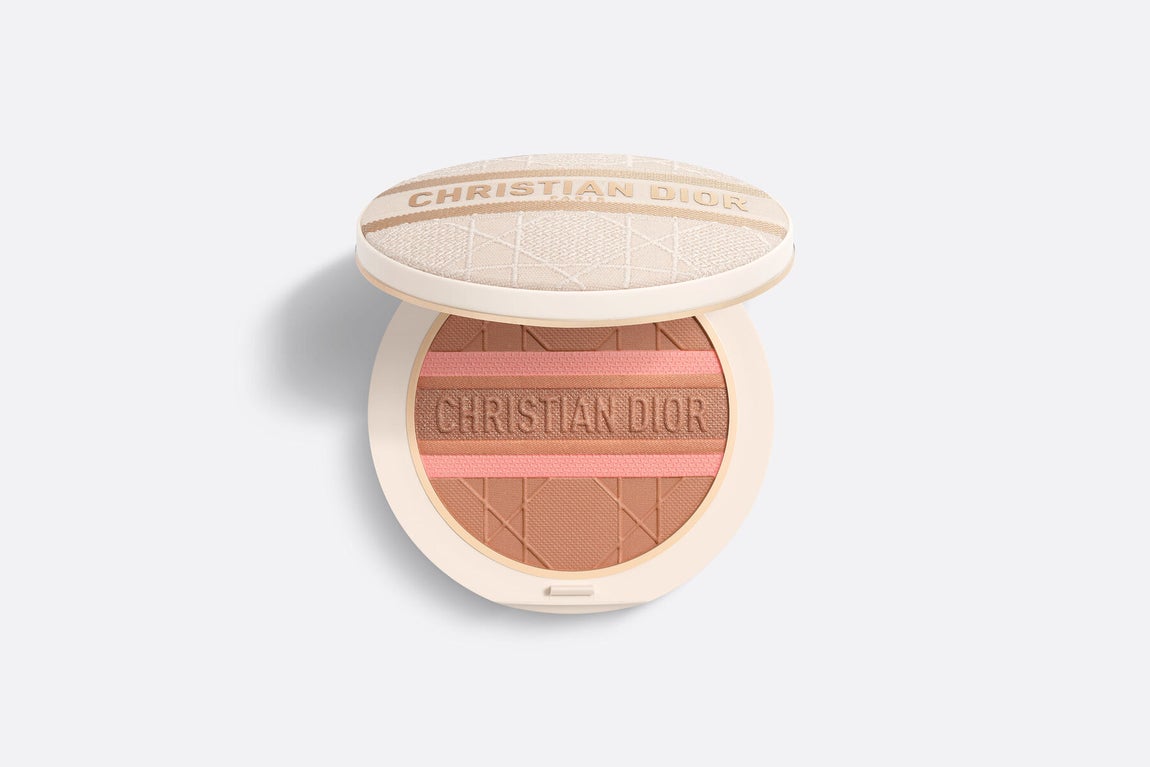 Polvos bronceadores Dior Forever Natural Bronze Glow – edición limitada (59 euros). Los polvos efecto buena cara reúnen en cada versión un polvo bronceador satinado, un polvo de contorno mate, un colorete vitaminado y un polvo iluminador con destellos dorados como los rayos del sol. Como detalle couture, el estuche en edición limitada se viste con un cannage bordado, realzado con la banda Christian Dior.