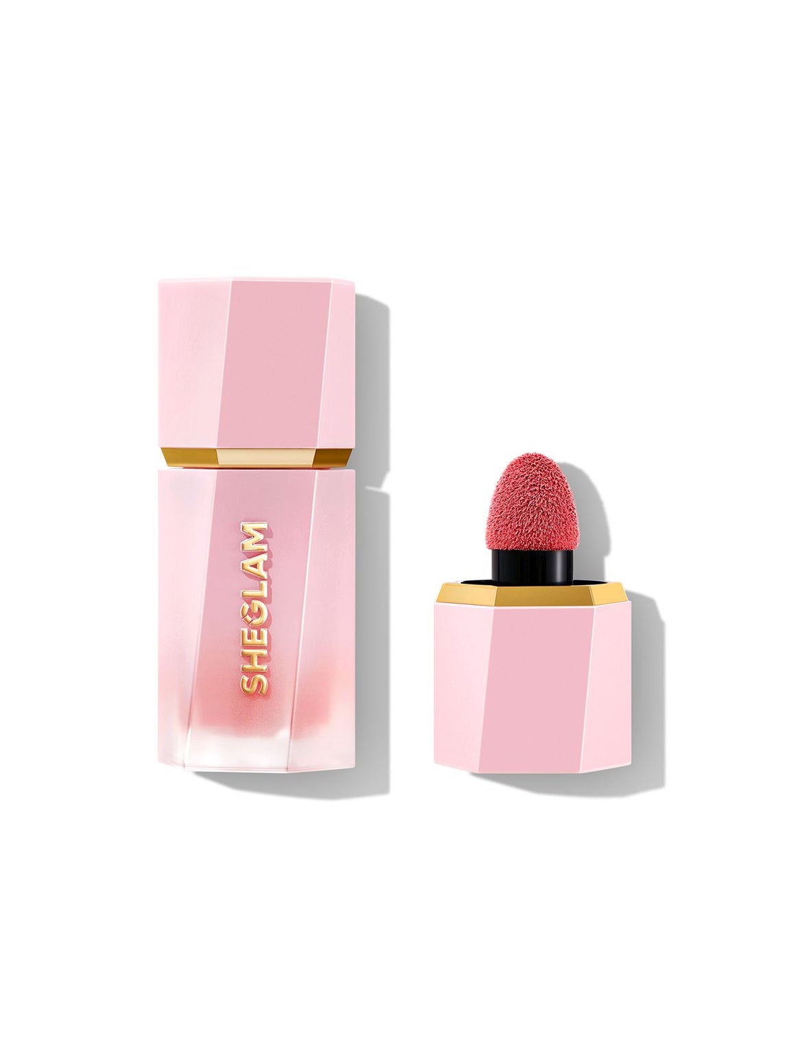 Colorete líquido Color Bloom de Sheglam (4,45 euros, en Shein). Conocido por su fórmula en gel-crema ligera y de larga duración, uno de los coloretes más virales de las redes sociales, se presenta esta primavera en nuevos tonos como el Hot Topic, un vibrante rosa coral. Se difumina perfectamente para lograr un brillo radiante, mientras que el aplicador con punta de esponja brinda un color mate y pigmentado, haciendo que las mejillas resalten.