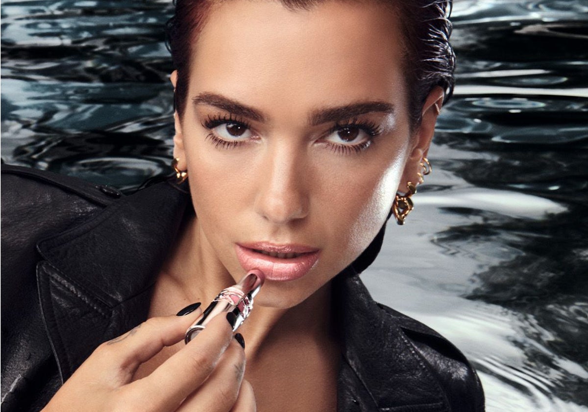 Dua Lipa es la imagen de los nuevos labiales YSL Loveshine de Yves Saint Laurent Beauty.