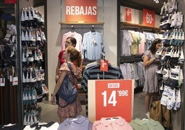 A qué hora empiezan las rebajas de verano en Zara, Mango, Pull & Bear, Parfois y Stradivarius en la app y fecha en tienda