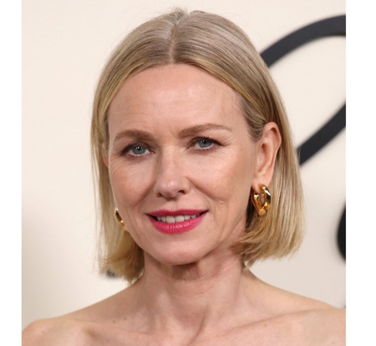 El bob liso y con raya en el medio de Naomi Watts es uno de los peinados más sencillos de imitar.