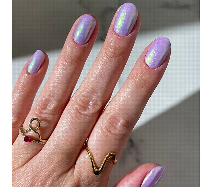 Las uñas irisadas se llevan mucho este verano.