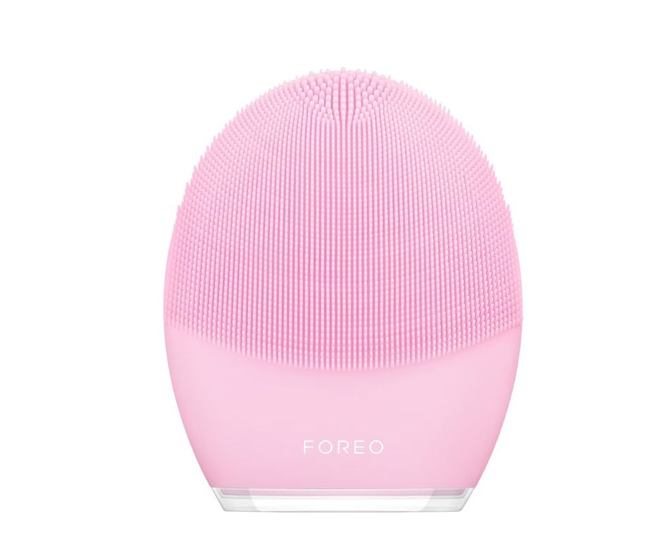 Dispositivo de limpieza facial LUNA ™ 3 de Foreo: de 239,99 a 191 euros (solo en Sephora). Un innovador cepillo facial que, además de lipmiar, masajea la piel, para rejuvenecerla. 