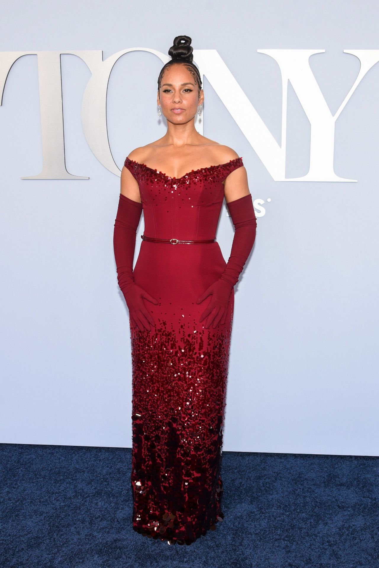 Alicia Keys apostó por un favorecedor diseño de Gucci con escote tipo barco y  detalles  de lentejuelas en distintas partes del vestido. Lo complementó con guantes por encima del codo y un cinturón para marcar la cintura. 