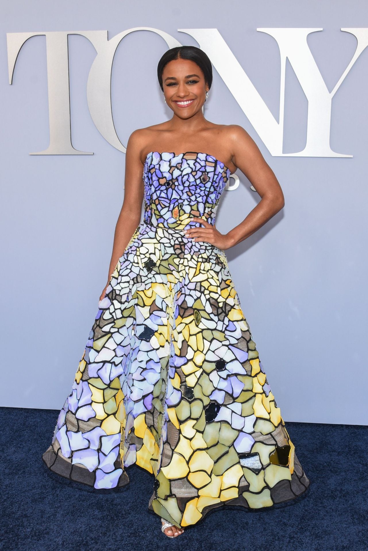 Ariana DeBose, presentadora de una de las partes de la Gala, acaparó todas las miradas con un espectacular vestido palabra de honor realizado en un tejido tipo mosaico de Oscar de la Renta. 