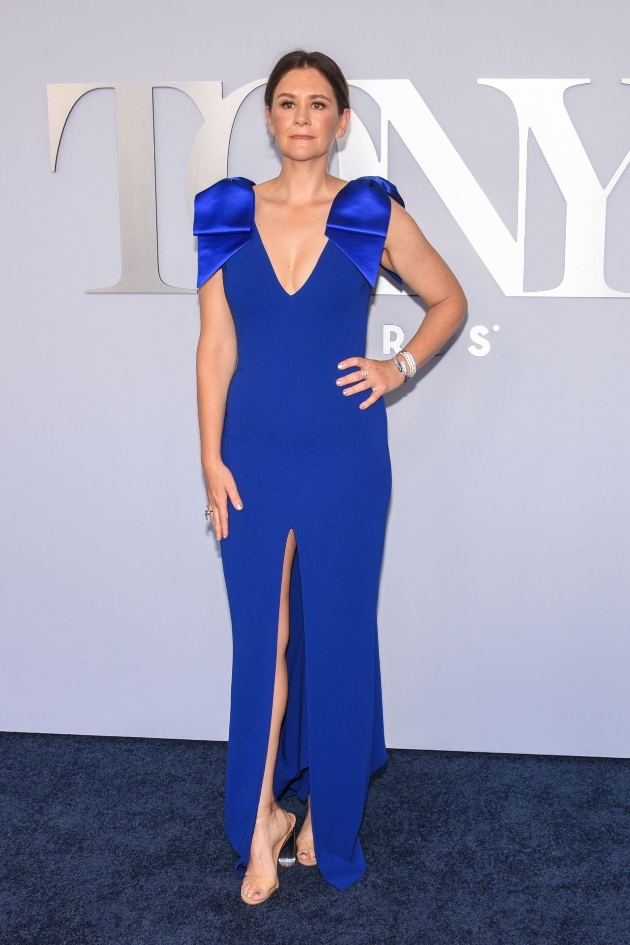 Bekah Brunstetter con un favorecedor vestido en color azul klein con lazos en los hombros y abertura frontal. 