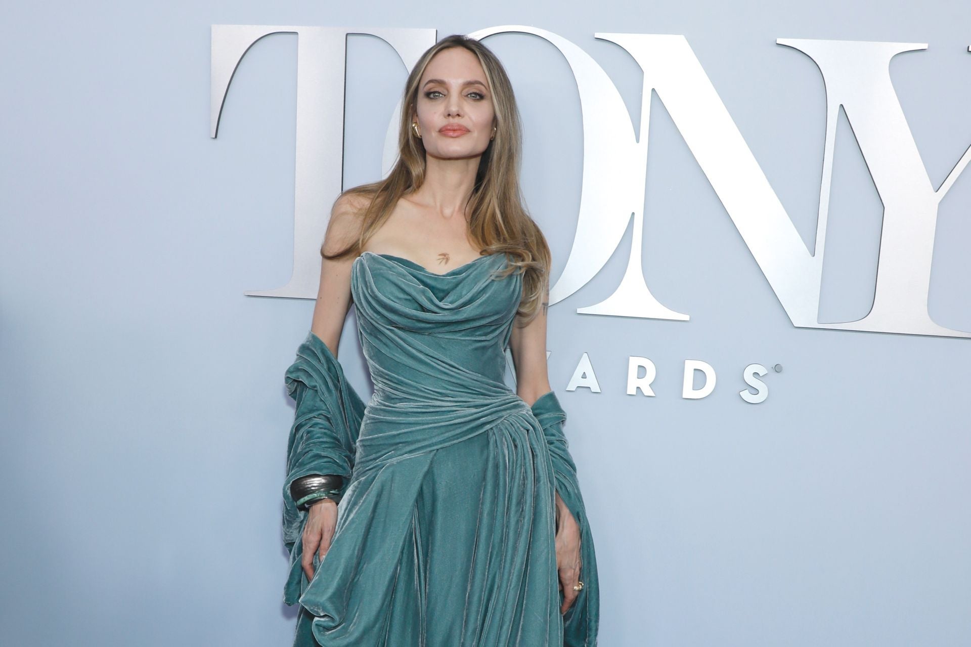 Un diseño de la casa italiana realizado en terciopelo de color  verde aguamarina   con un favorecedor drapeado y chal del mismo tejido que causó sensación sobre la alfombra roja. 