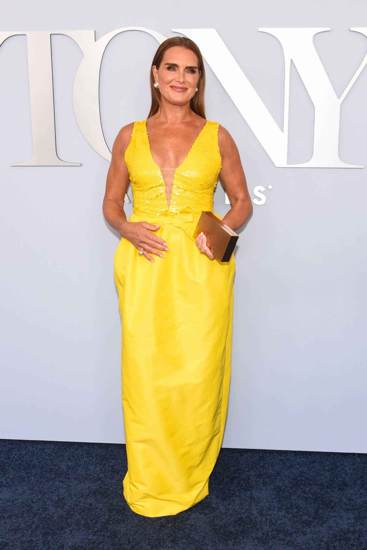 Brooke Shields escogió un llamativo diseño en color amarillo con cuerpo de lentejuelas. 