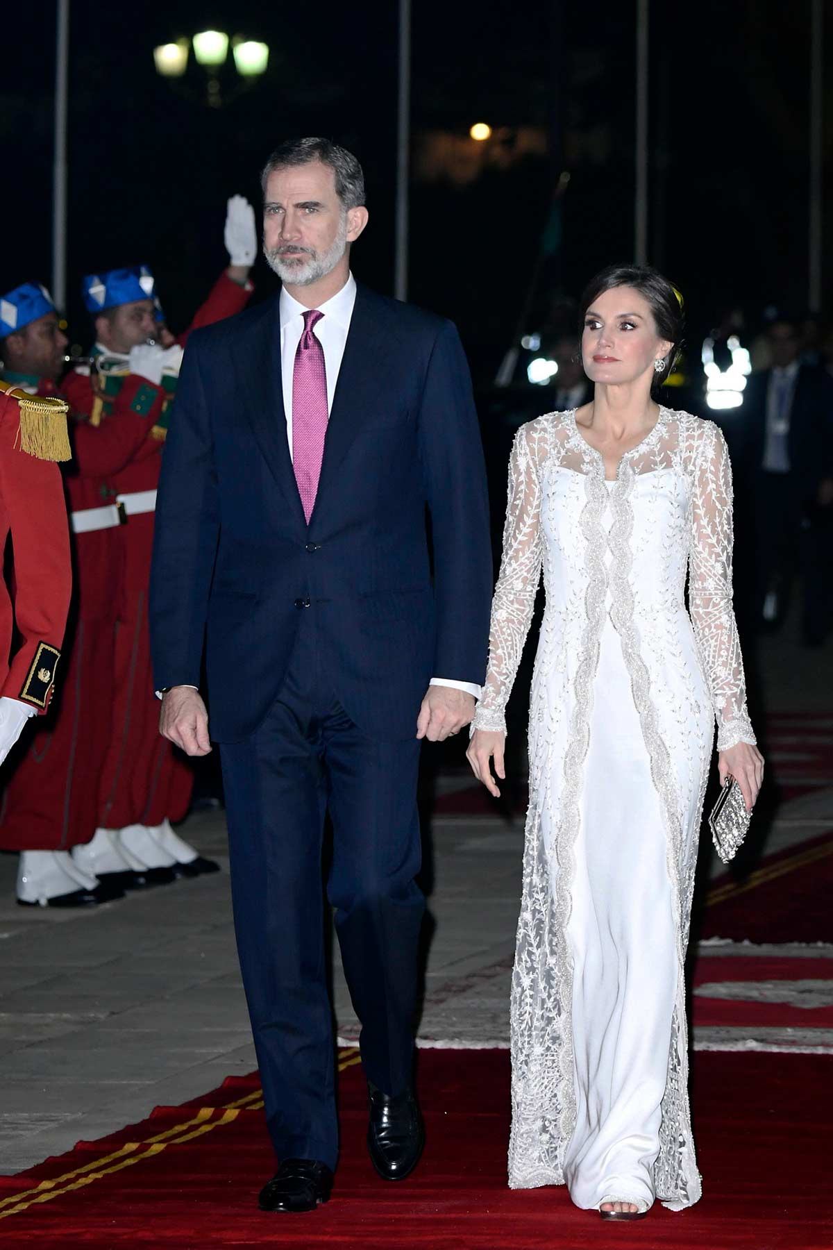 En el palacio real de Rabat en 2019, la mujer de Felipe VI llevó un vestido blanco largo con una capa transparente de encaje de Felipe Varela.