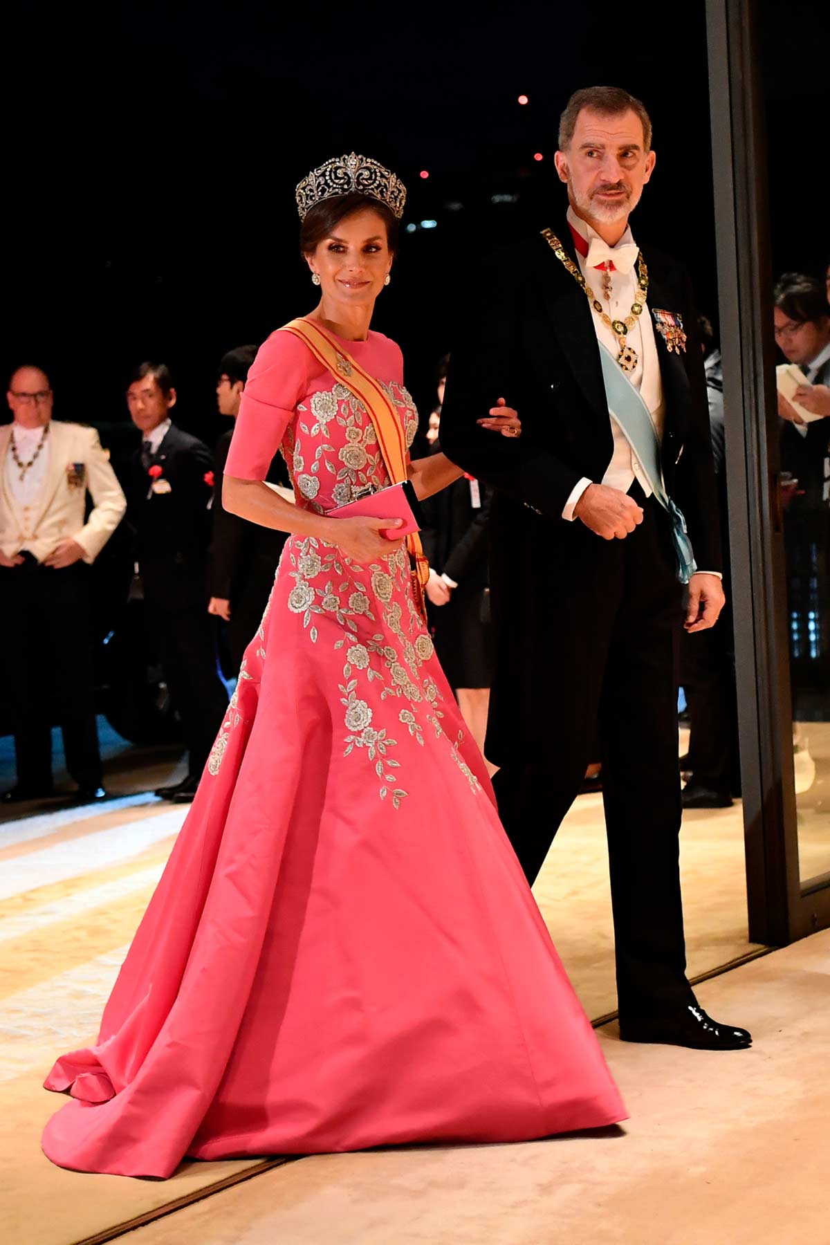 Hecho a medida para ella por la firma Carolina Herrera, Doña Letizia ha lucido en varias ocasiones este vestido de gala. En color rosa, el diseño presenta un bordado floral en la zona del cuerpo y siempre lo ha combinado con la tiara Flor de Lis, la más representativa de la corona española. 