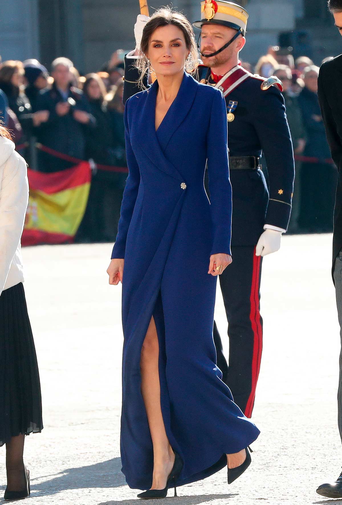 En la Pascua Militar de 2020, la monarca sorprendió con un vestido tipo abrigo cruzado en azul marino y manga larga. 