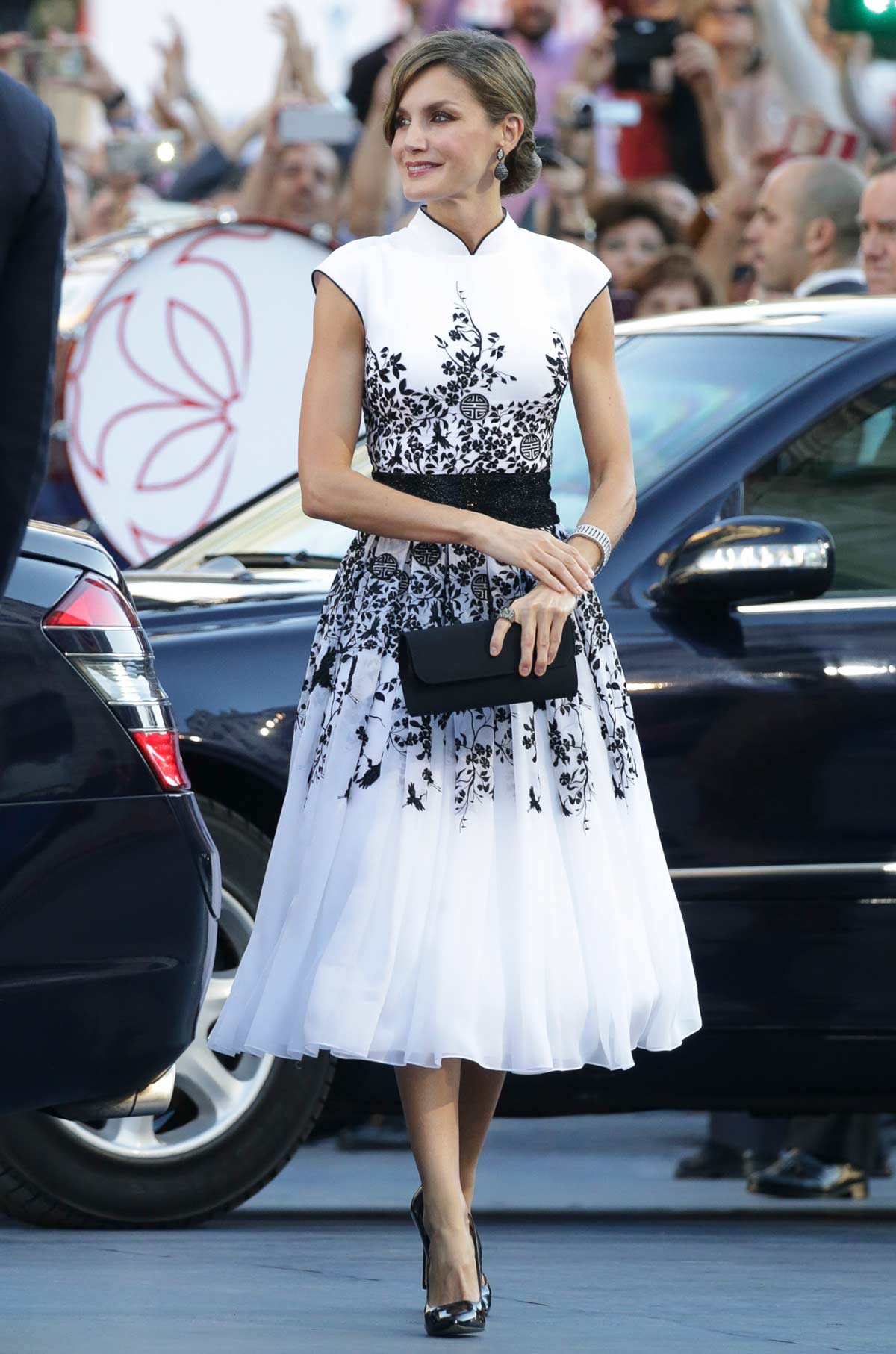 En los Premios Princesa de Asturias de 2017, la monarca lució un diseño blanco de inspiración oriental con flores negras firmado por Felipe Varela. 