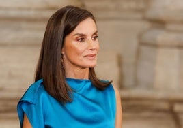 La Reina Letizia repite conjunto de firma española para celebrar el décimo aniversario de la proclamación del Rey