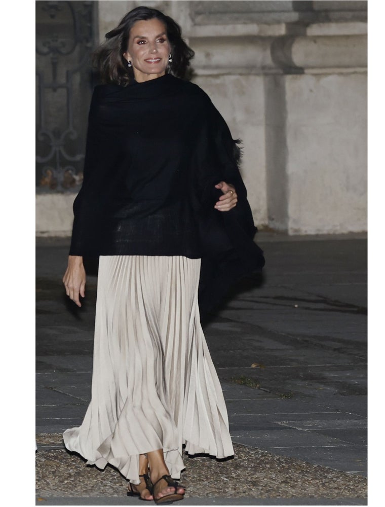 La Reina deslumbra con una falda plisada dorada de Massimo Dutti.