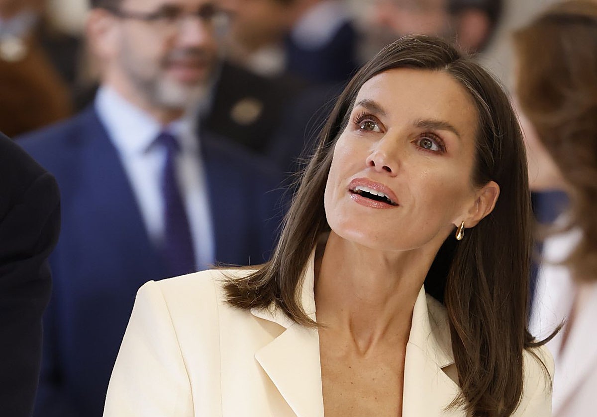 Doña Letizia con traje blanco de la colección de Victoria Beckham para Mango.