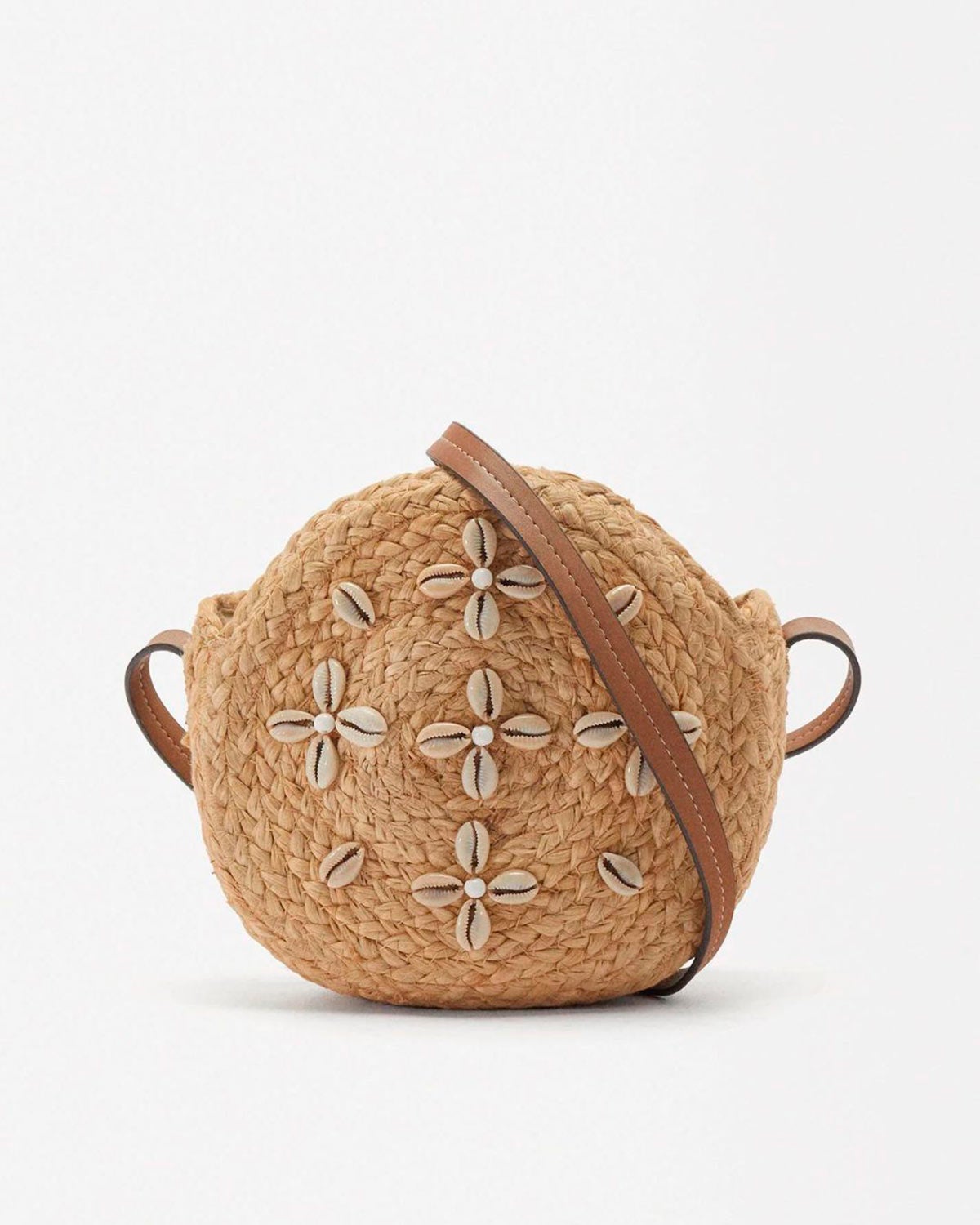 Bolso bandolera de rafia con conchas en forma de flor. 15.99 euros en las rebajas de Parfois. 