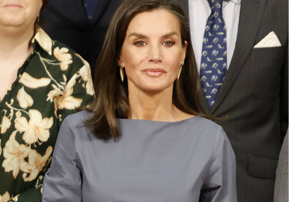 La Reina Letizia estrena vestido de Adolfo Domínguez y sandalias de Elda.