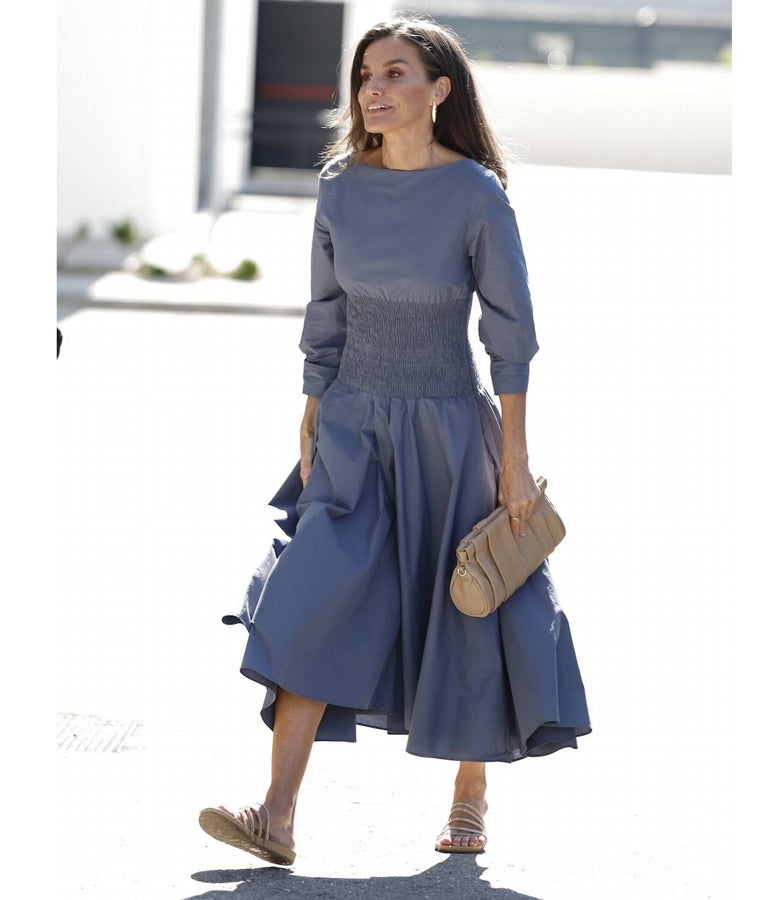 La Reina Letizia con vestido y sandlias nuevas a su llegada a las oficinas de Netflix, en Tres Cantos.