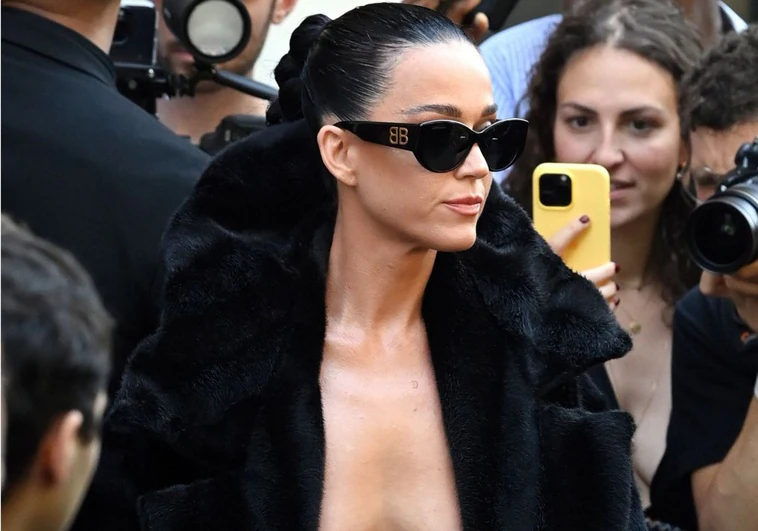 Katy Perry, semidesnuda, causa sensación en el desfile de Balenciaga>