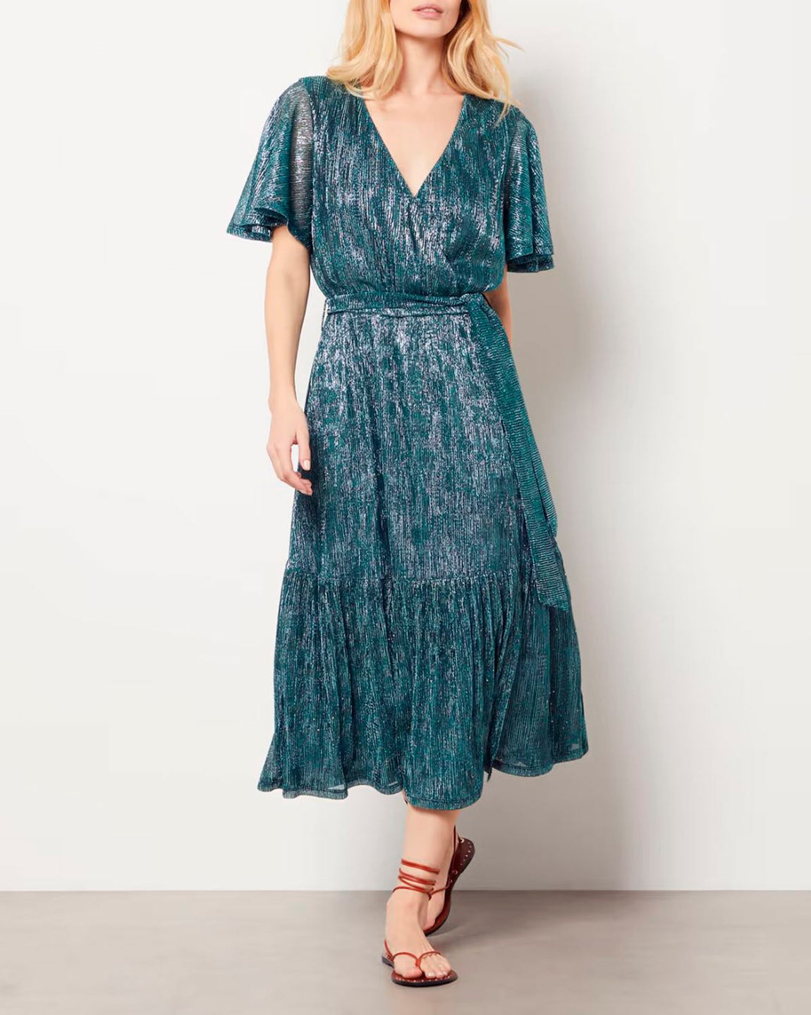 Vestido de lentejuelas con falda de vuelo y escote en pico de Etam. Antes, 69.99 euros y ahora, 34.99 euros.
