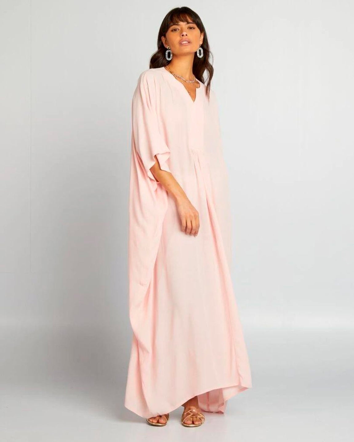 Vestido largo vaporoso en rosa. Antes 27 euros en Kiabi y ahora, 23 euros en rebajas.