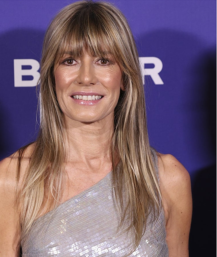 El flequillo fue un gran acierto, pero además Begoña Gómez cuida su piel y se ha hecho algunos retoques estéticos para retrasar el envejecimiento del rostro.