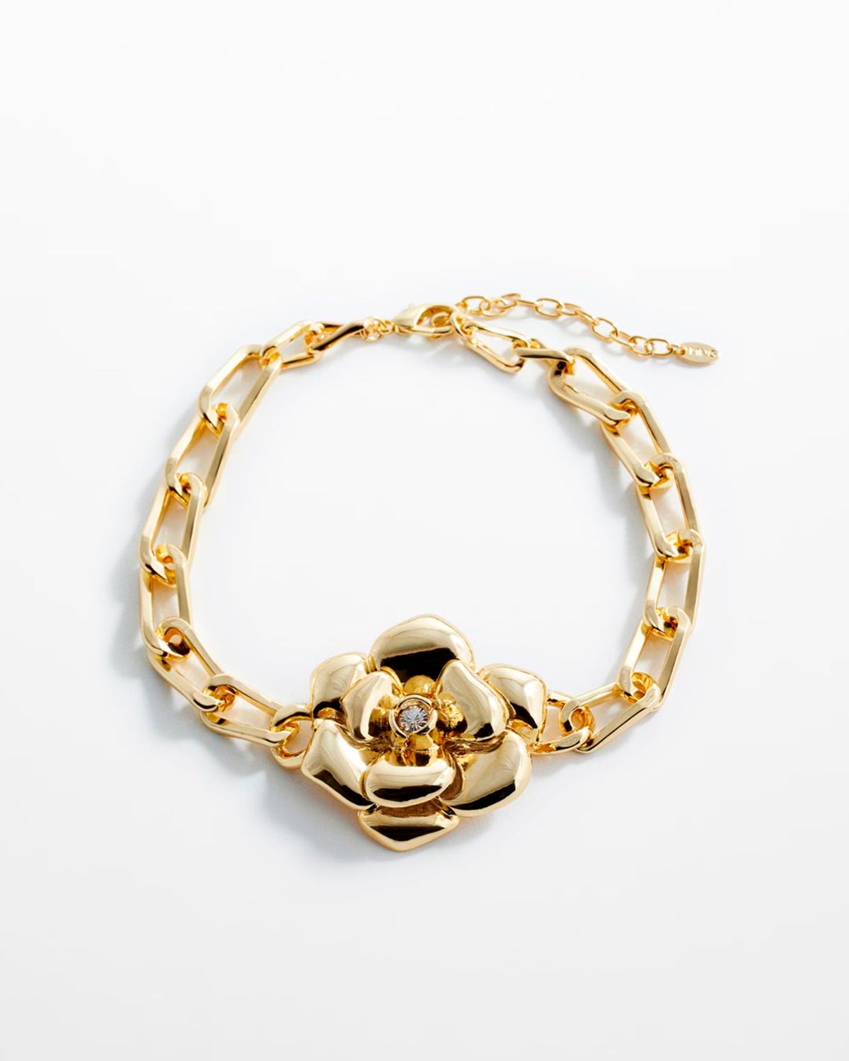Collar dorado con maxi flor. 13.99 euros en las rebajas de Mango.