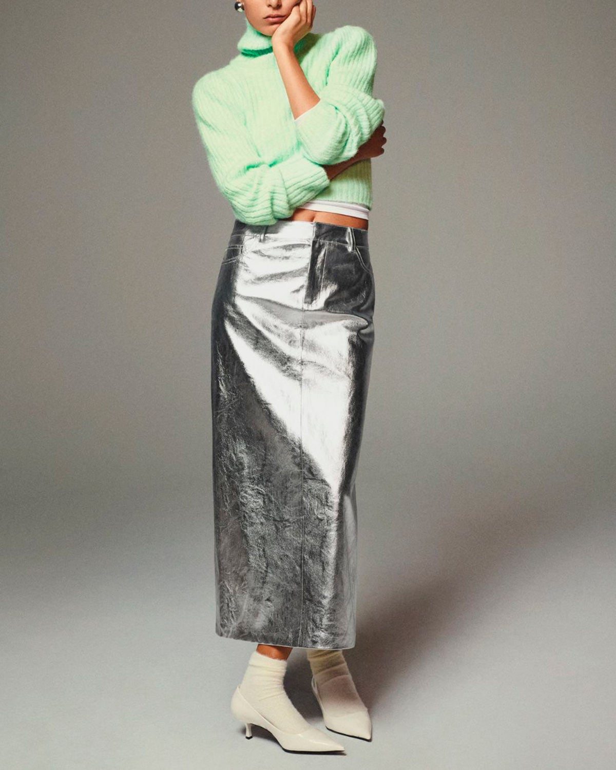 Falda midi efecto metalizado. 15.99 euros en las rebajas de Mango. 