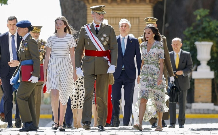 Imagen principal - La Reina Letizia y la Infanta Sofía apuestan por vestidos asimétricos y zapato plano en Zaragoza