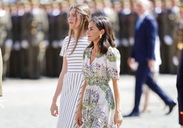 La Reina Letizia y la Infanta Sofía apuestan por vestidos asimétricos y zapato plano en Zaragoza