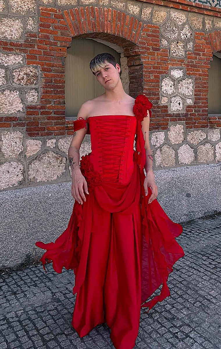 El diseñador Alberto Batres ha creado este conjunto para el Orgullo 2024.