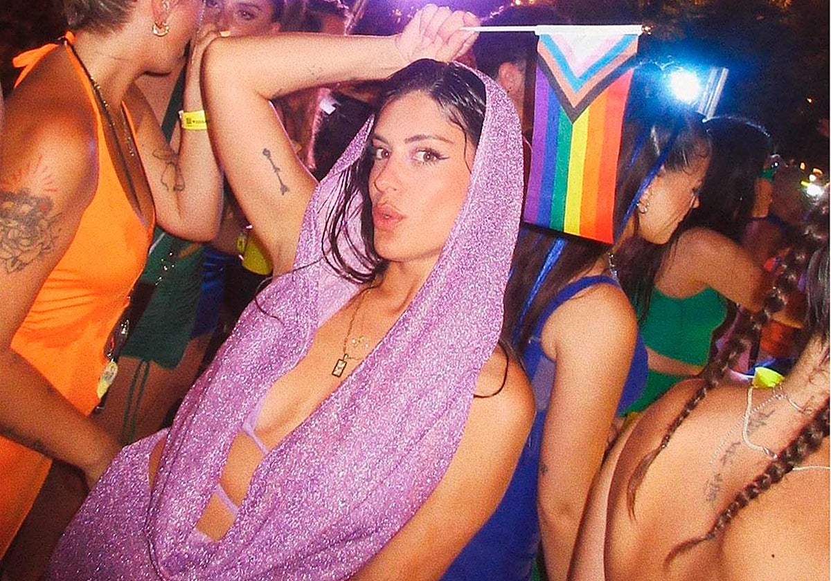 En 2023, la 'influencer' Dulceida lució un total look lila con brilli brilli para las fiestas del Orgullo.