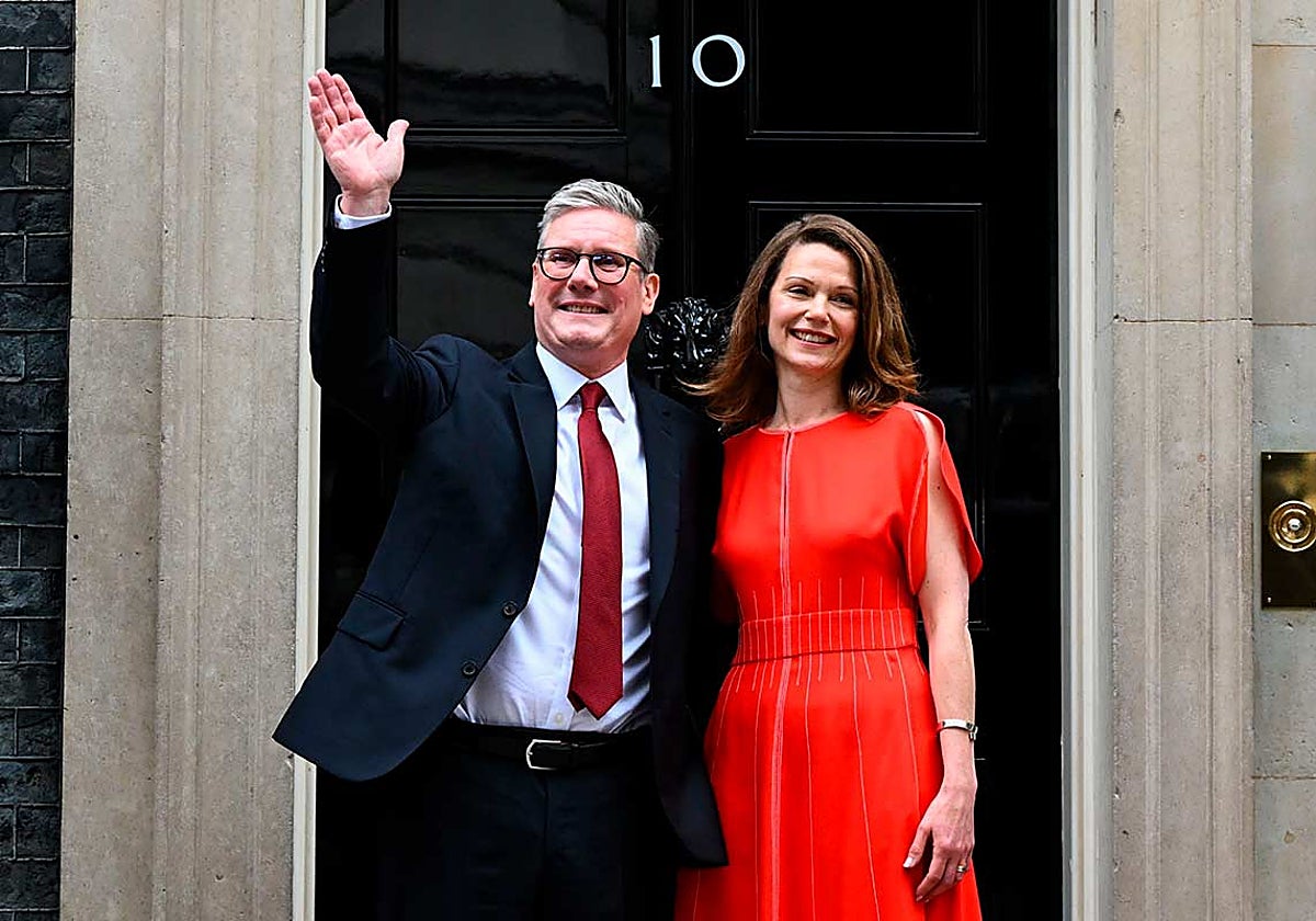 El nuevo primer ministro de Reino Unido, Keir Starmer, junto a su mujer, Victoria Starmer.