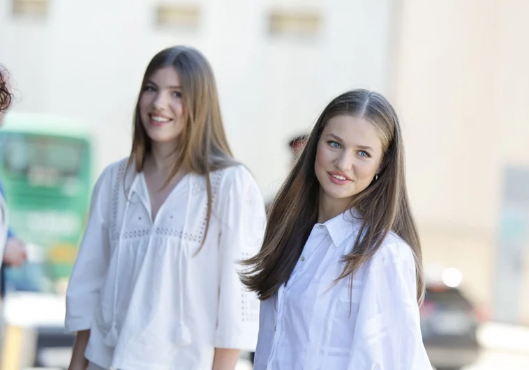 La Princesa Leonor y la Infanta Sofía combinan sus estilismos: pantalón y camisa 'boho' y las mismas alpargatas