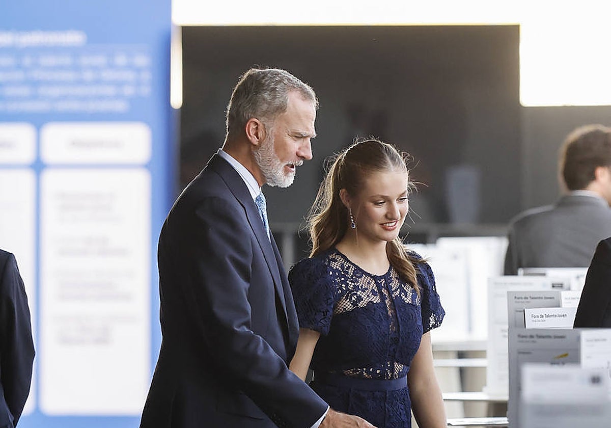 La Princesa Leonor junto al Rey Felipe VI momentos previos a la entrega de los Premios Princesa de Girona 2024.