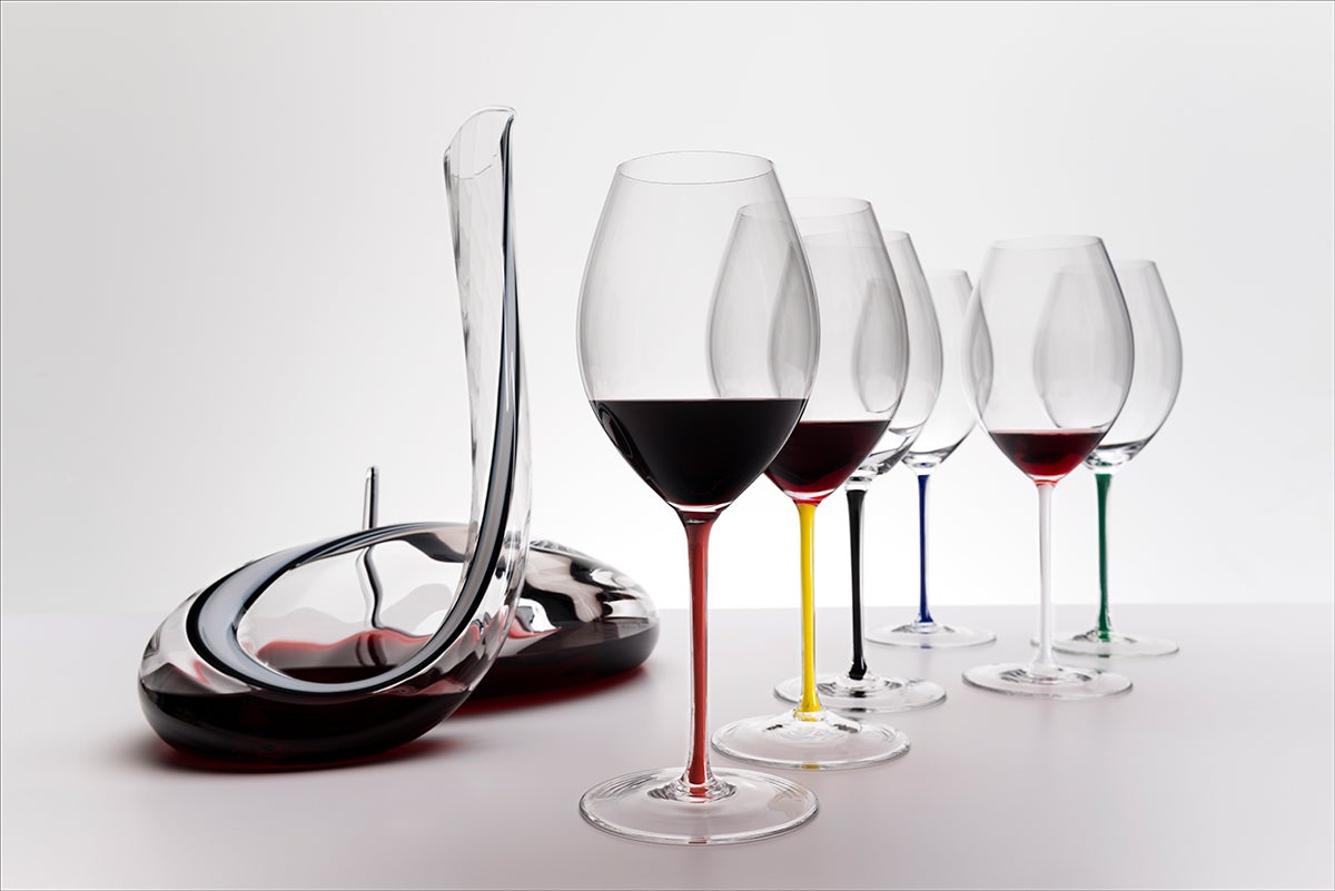 Copas de vino de Riedel, de su colección Fatto a mano (89 € c/u). Como su nombre indica, están hechas a mano en su fábrica de Austria, siguiendo la tradición artesanal veneciana de trabajo en cristal. Vienen con pies en seis colores.